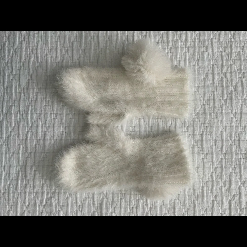 Woman’s White Gloves Mittens Fluffy Warm Comfy Great Looking Gently Worn